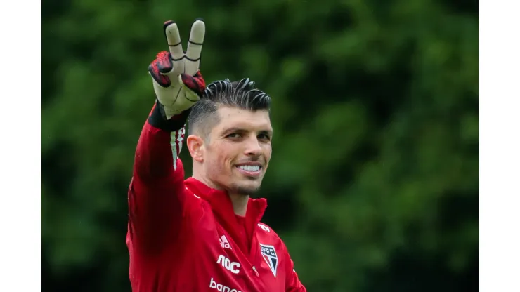 O goleiro Tiago Volpi em foto de arquivo atuando pelo Sao Paulo. Atleta vive bom momento na Liga MX. 
