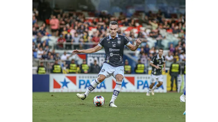 Renato Alves volante do Remo durante confronto contra o Paysandu no Campeonato Paraense de 2024. Jogador está na mira do Náutico.
