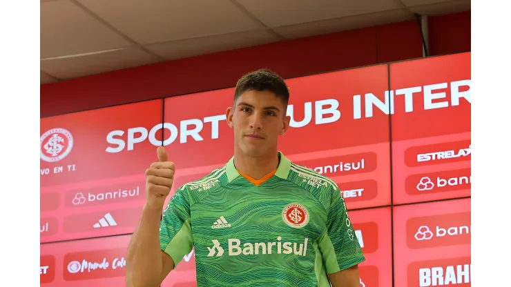 Apresentação do jogador Sérgio Rochet na sala de imprensa do clube. Goleiro quer paralisação da Libertadores
