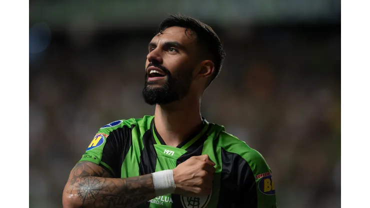 Gonzalo Mastriani jogador do América-MG comemora seu gol durante partida contra o Peñarol no estádio Independência pelo campeonato Copa Sul-Americana 2023. Atacante é desejado pelos gremistas.
