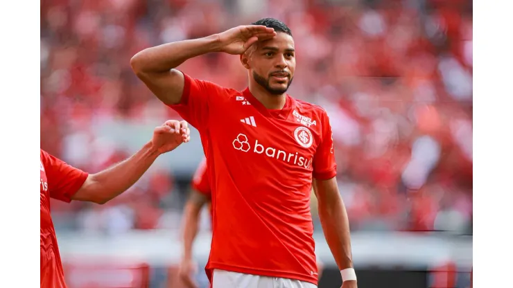 Wanderson jogador do Internacional comemora seu gol durante partida contra o Ypiranga no estádio Beira-Rio pelo campeonato Gaúcho 2024. Atacante avançou na recuperação da lesão. 
