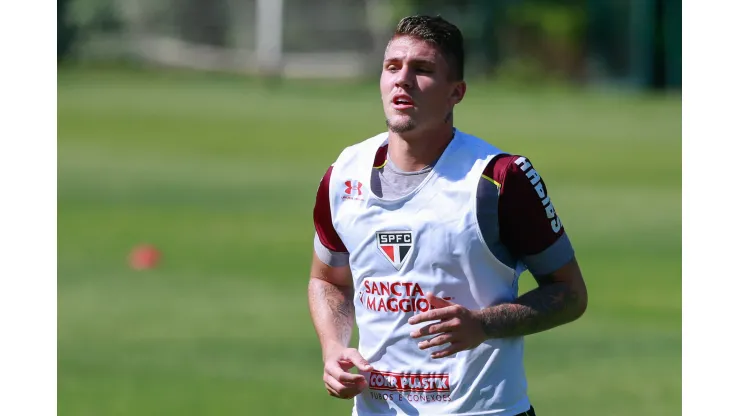 Lyanco em treinamento do São Paulo em 2017. Jogador pode retornar ao Brasil.
