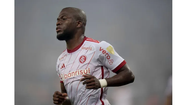 Enner Valencia jogador do Internacional durante partida contra o Fluminense no estádio Maracanã pelo campeonato Libertadores 2023. Atacante pode deixar o clube.
