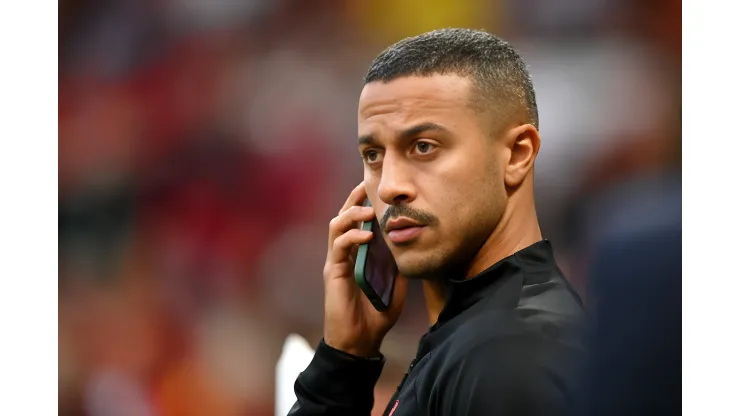 Thiago Alcantara of Liverpool is seen on the phone prior to the Premier League match between Manchester United and Liverpool FC at Old Trafford on August 22, 2022 in Manchester, England.  Volante é sondado pelo Vasco 
