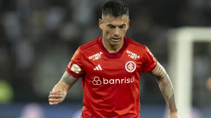 Aránguiz jogador do Internacional durante partida contra o Botafogo no estádio Engenhão pelo campeonato Brasileiro A 2023. Foto: Jorge Rodrigues/AGIF
