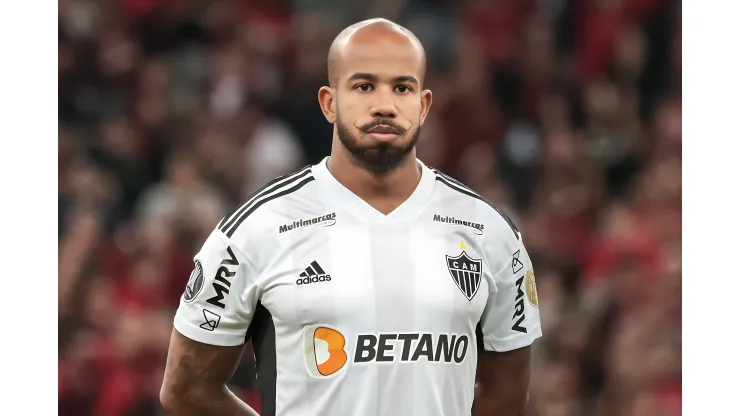 Patrick jogador do Atlético-MG durante execução do hino nacional antes da partida contra o Athletico-PR no estádio Arena da Baixada pelo campeonato Libertadores 2023. Agora, atleta deve deixar o Santos.
