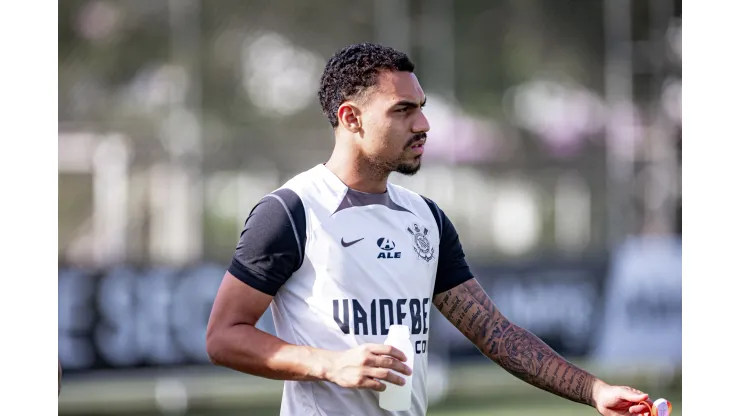 Matheuzinho durante chegada para treinamento no CT do Corinthians.
