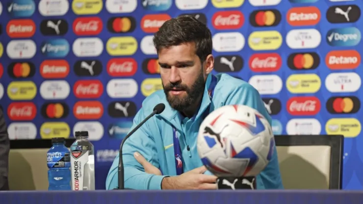 Alisson durante coletiva de imprensa pela Seleção Brasileira<br />
Créditos: Rafael Ribeiro/CBF
