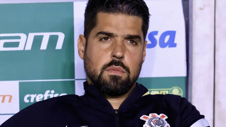 António Oliveira técnico do Corinthians durante partida contra o Palmeiras no estádio Arena Allianz Parque pelo campeonato Brasileiro A 2024. Foto: Marcello Zambrana/AGIF
