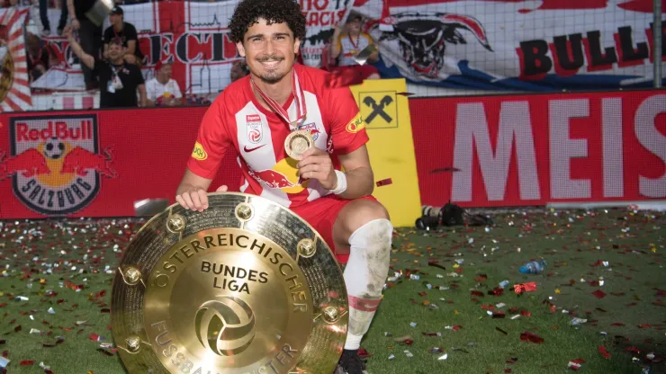 Andre Ramalho, do Salzburgo, comemora com o troféu a conquista do Campeonato Austríaco de Futebol após a típica partida da Bundesliga entre RB Salzburg e SKN St. Poelten na Red Bull Arena em 26 de maio de 2019 em Salzburgo, Áustria. (Foto de Andreas Schaad/Bongarts/Getty Images)
