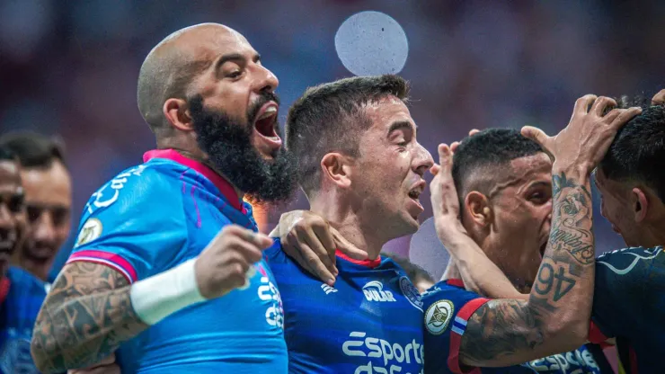 Jogadores do Bahia comemoram vitória ao final da partida contra o Vitoria no estádio Arena Fonte Nova pelo campeonato Brasileiro A 2024. Foto: Jhony Pinho/AGIF
