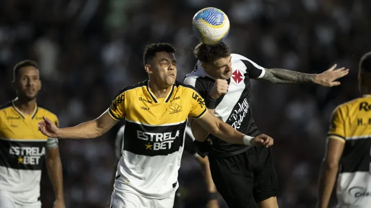 Vegetti jogador do Vasco disputa lance com Walisson Maia jogador do Criciúma durante partida no estádio São Januário pelo campeonato Brasileiro A 2024. Foto: Jorge Rodrigues/AGIF
