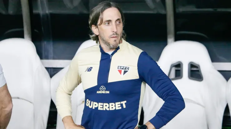  Zubeldia técnico do São Paulo durante partida contra o Fortaleza no estádio Arena Castelão pelo campeonato Brasileiro A 2024. Foto: Baggio Rodrigues/AGIF
