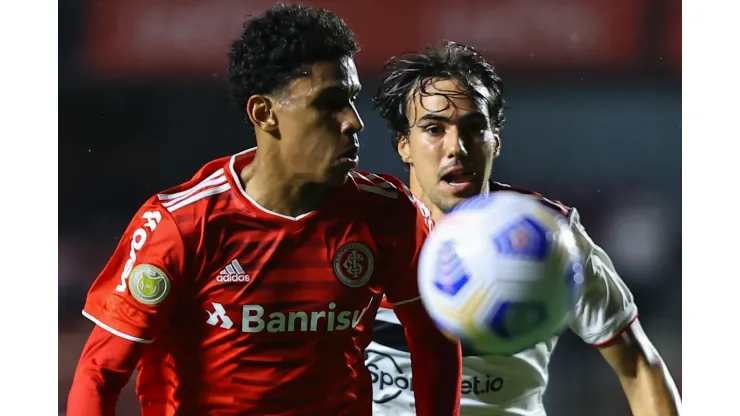 Paulo Victor durante confronto contra São Paulo no Brasileirão de 2021.
