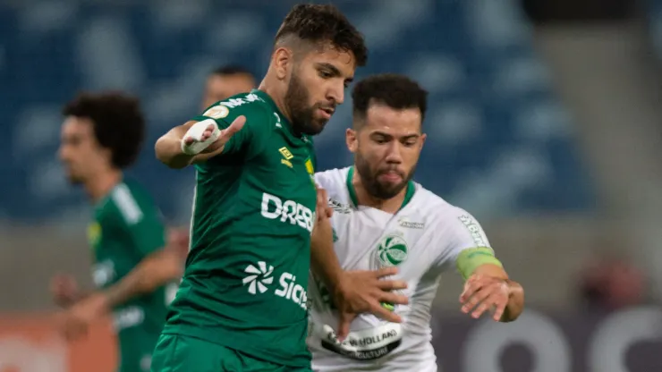 Pepê jogador do Cuiabá disputa lance com Rodrigo Soares jogador do Juventude durante partida no estádio Arena Pantanal pelo campeonato Brasileiro A 2022. Foto: Gil Gomes/AGIF
