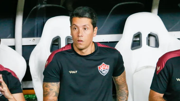 Thiago carpini técnico do Vitoria durante partida contra o Fortaleza no estádio Arena Castelão pelo campeonato Brasileiro A 2024. Foto: Baggio Rodrigues/AGIF
