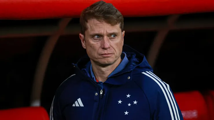 Fernando Seabra técnico do Cruzeiro durante partida contra o Internacional no estádio Beira-Rio pelo campeonato Brasileiro A 2024. Foto: Maxi Franzoi/AGIF
