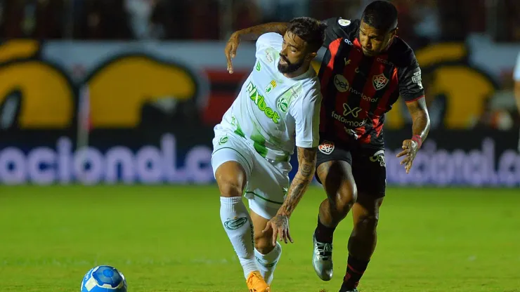 Rodrigo Andrade, jogador do Vitoria disputa lance com Matheus Vargas, jogador do Juventude durante partida no estádio Barradão pelo campeonato Brasileiro B 2023. Foto: Walmir Cirne/AGIF
