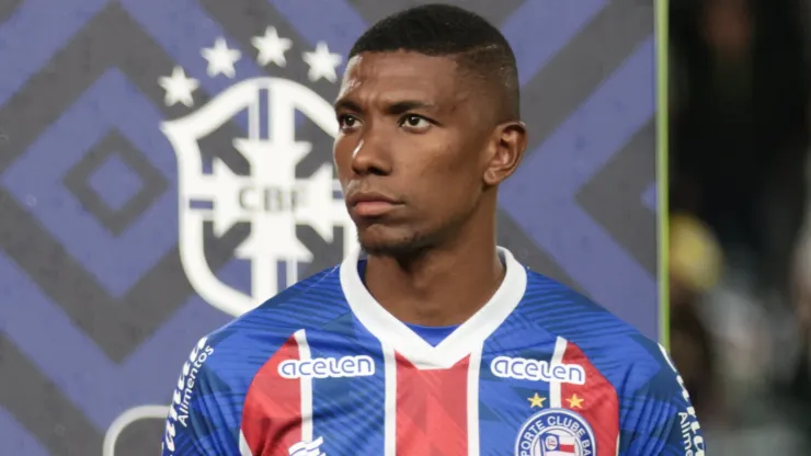 Kanu jogador do Bahia durante execução do hino nacional antes da partida contra o Coritiba no estádio Couto Pereira pelo campeonato Brasileiro A 2023. Foto: Robson Mafra/AGIF
