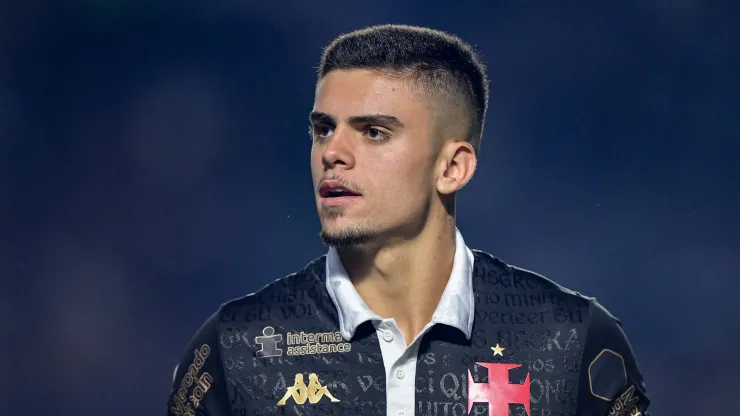 Gabriel Pec jogador do Vasco durante partida contra o Botafogo no estádio São Januário pelo campeonato Brasileiro A 2023. Foto: Thiago Ribeiro/AGIF
