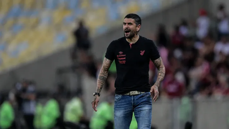 Lucho Gonzalez técnico do Athletico-PR durante partida contra o Flamengo no estádio Maracanã pelo campeonato Brasileiro A 2024. Foto: Thiago Ribeiro/AGIF
