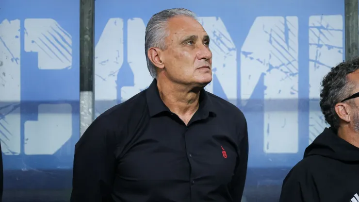 Tite técnico do Flamengo durante partida contra o Grêmio no estádio Arena do Grêmio pelo campeonato Brasileiro A 2024. Foto: Maxi Franzoi/AGIF
