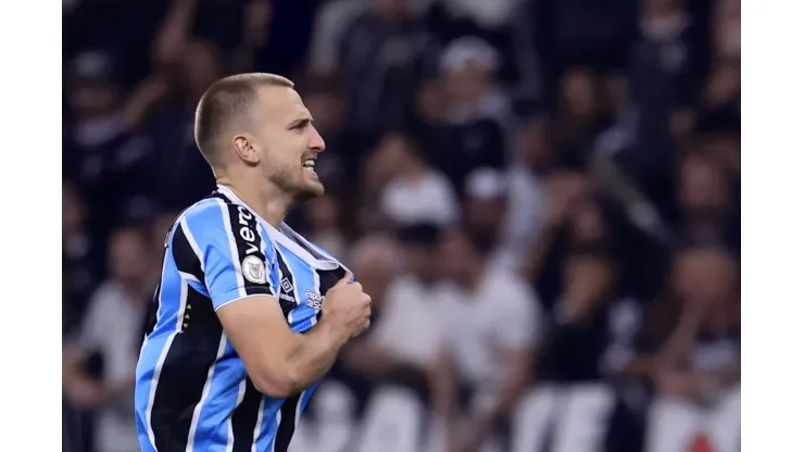 Rodrigo Ely jogador do Grêmio comemora seu gol durante partida contra o Corinthians 
