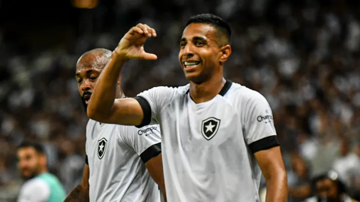 Victor Sá jogador do Botafogo comemora seu gol com jogadores do seu time durante partida contra o Ceará no estádio Arena Castelão pelo campeonato Brasileiro A 2022. Foto: Kely Pereira/AGIF
