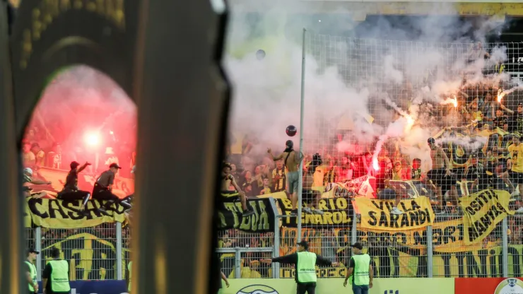 Torcida do Peñarol durante partida contra Rosário Central no estádio Gigante de Arroyito pela Copa Libertadores 2024. (imagem não reflete conflito desta quarta). Foto: Lucas Gabriel Cardoso/AGIF
