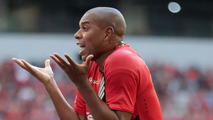 Fernandinho jogador do Athletico-PR reclama com a arbitragem durante partida contra o Corinthians no estádio Arena da Baixada pelo campeonato Brasileiro A 2024. 
