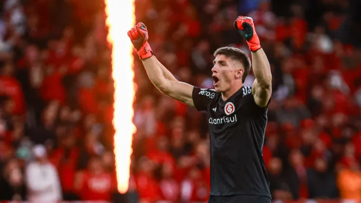 Rochet, jogador do Internacional, comemora gol durante partida contra o Cruzeiro, pelo Campeonato Brasileiro.
