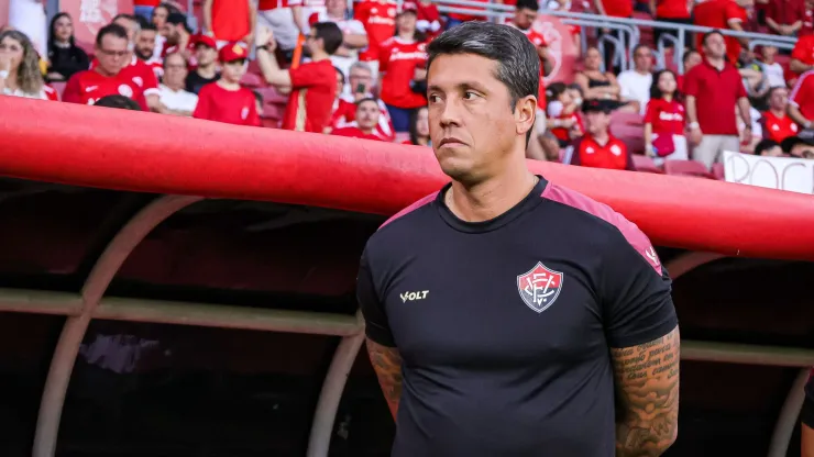 Thiago Carpini, técnico do Vitória, prepara mudanças para encarar o Athletico.
