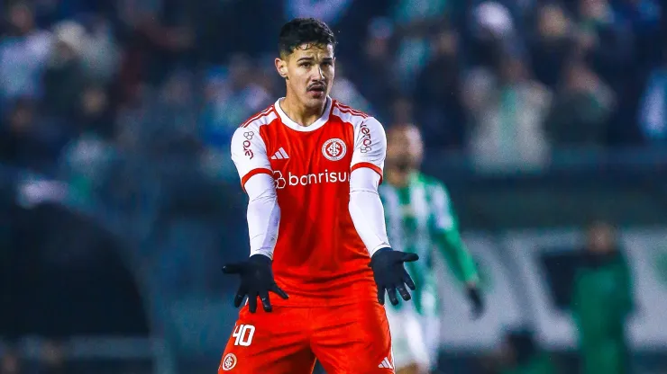 Rômulo jogador do Internacional durante partida contra o Juventude no estádio Alfredo Jaconi pelo campeonato Copa Do Brasil 2024. Foto: Giancarlo Santorum/AGIF
