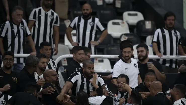 Torcida do Botafogo durante partida contra São Paulo no estádio Engenhão pelo campeonato Copa Libertadores 2024. Foto: Jorge Rodrigues/AGIF
