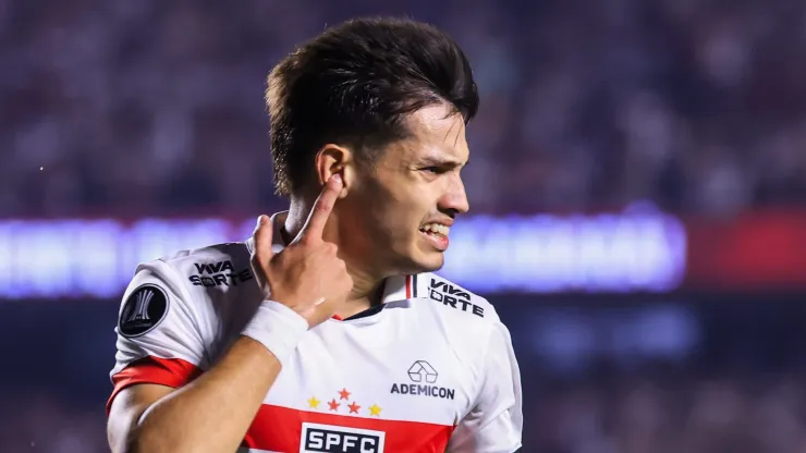 Bobadilla, jogador do São Paulo, comemora seu gol durante partida contra o Nacional (URU), pela Copa Libertadores.
