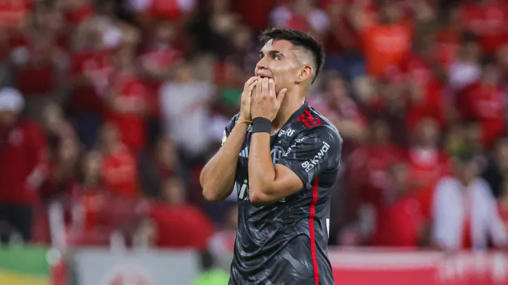 Alcaraz jogador do Flamengo lamenta durante partida contra o Internacional no estádio Beira-Rio pelo campeonato Brasileiro A 2024. Foto: Maxi Franzoi/AGIF
