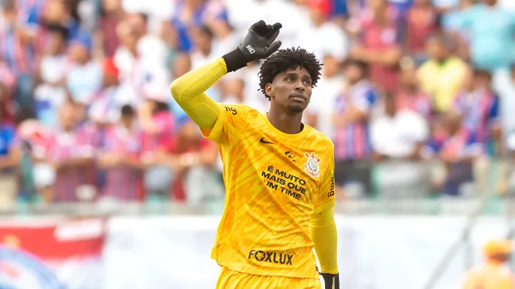 Hugo Souza jogador do Corinthians durante partida contra o Bahia no estádio Fonte Nova pelo campeonato Brasileiro A 2024. 
