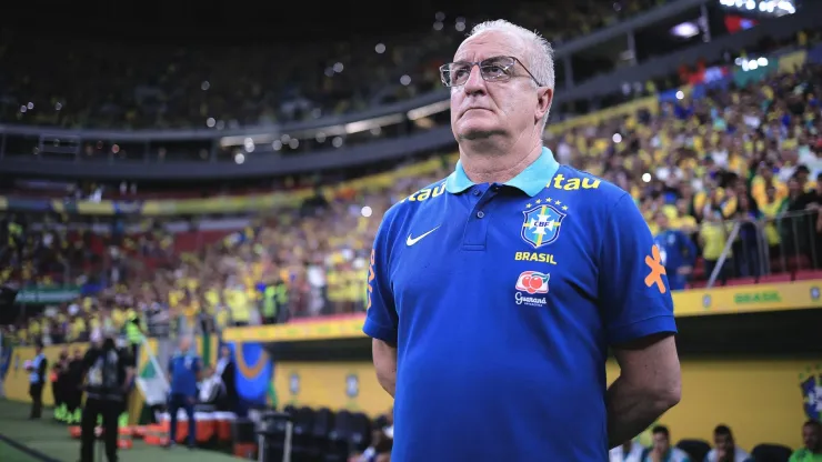 Dorival Jr, técnico do Brasil, durante partida contra o Peru (Foto: Ettore Chiereguini/AGIF)
