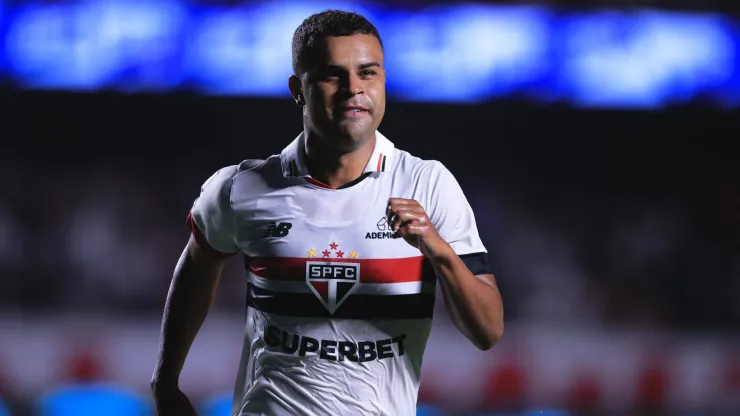 Alisson, jogador do São Paulo, comemora seu gol durante partida contra o Palmeiras (Foto: Ettore Chiereguini/AGIF)
