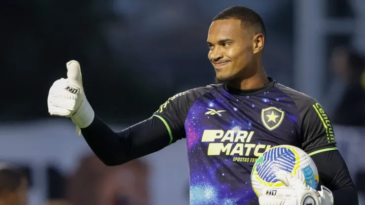 John, goleiro do Botafogo, durante partida contra o RB Bragantino, pelo Brasileirão Betano.
