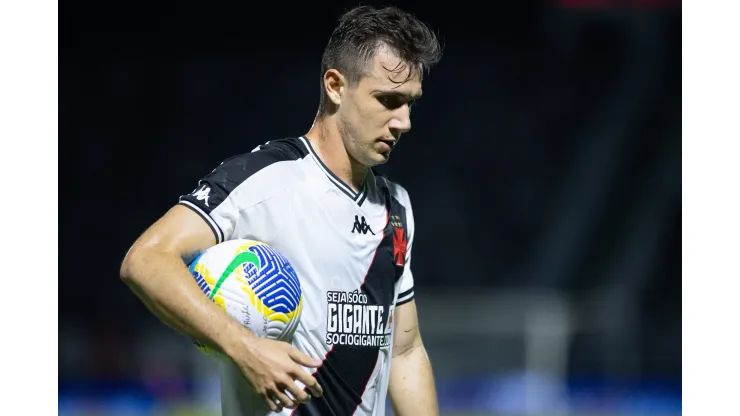 Lucas Piton durante confronto contra o Bragantino no Brasileirão 2024.
