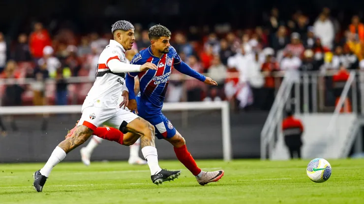 Cauly e Alan Franco, disputando bola em São Paulo x Bahia, pelo primeiro turno do Brasileirão Betano.
