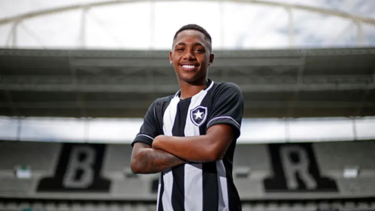 Luis Phelipe quando foi apresentado como reforço do Botafogo. Foto: Vitor Silva/ Botafogo
