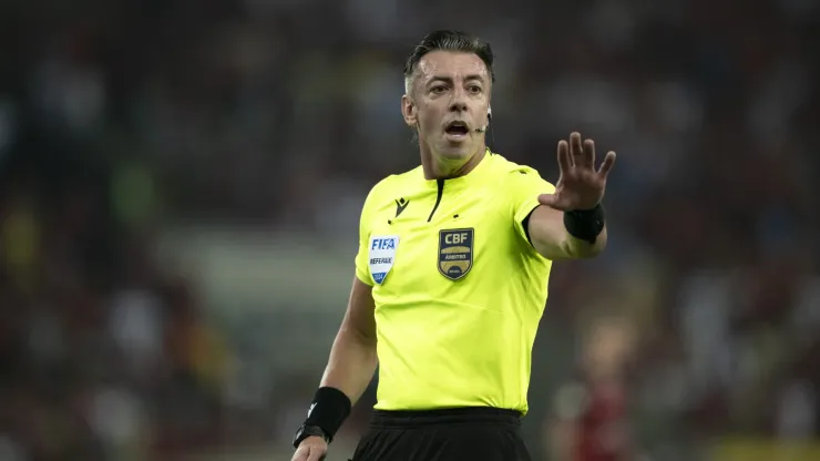 O árbitro Raphael Claus durante partida entre Flamengo e Vasco no estádio Maracanã pelo campeonato Brasileiro A 2024. Foto: Jorge Rodrigues/AGIF
