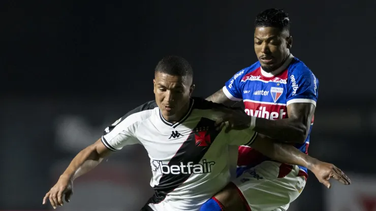 Mateus Cocão jogador do Vasco disputa lance com Marinho jogador do Fortaleza durante partida no estádio São Januário pelo campeonato Brasileiro A 2024. Foto: Jorge Rodrigues/AGIF
