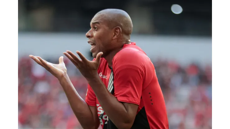 Fernandinho durante confronto contra o Corinthians no Brasileirão 2024.
