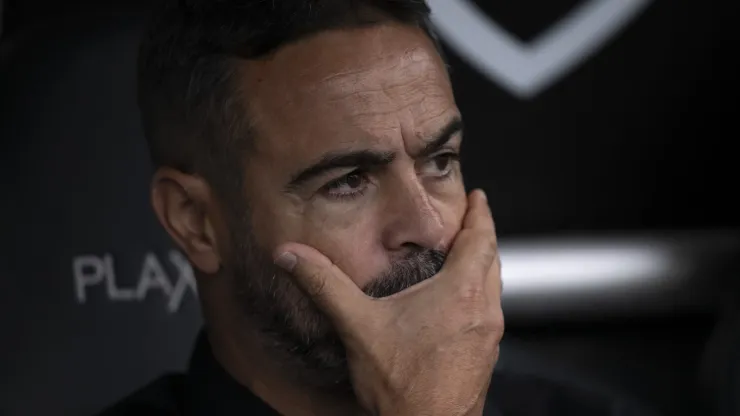 Artur Jorge, técnico do Botafogo, durante partida contra o Cuiabá (Foto: Jorge Rodrigues/AGIF)
