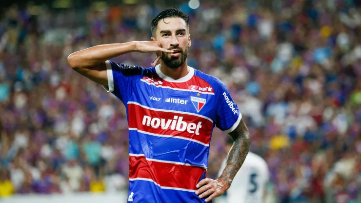 Lucero, jogador do Fortaleza, durante partida contra o Sportivo Trinidense, pela Copa Sul-Americana.
