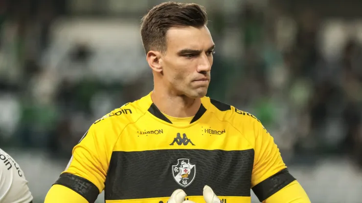 Leo Jardim goleiro do Vasco durante execucao do hino nacional antes da partida contra o Coritiba no estadio Couto Pereira pelo campeonato BRASILEIRO A 2023. 
