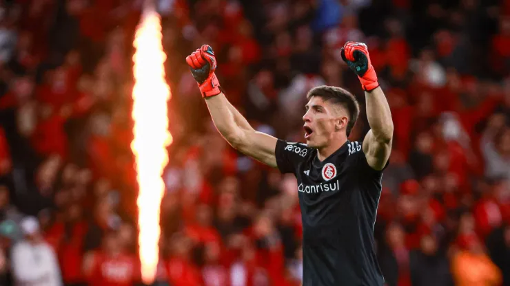 Sergio Rochet, jogador do Internacional, durante partida contra o Cruzeiro, pelo Brasileirão Betano.
